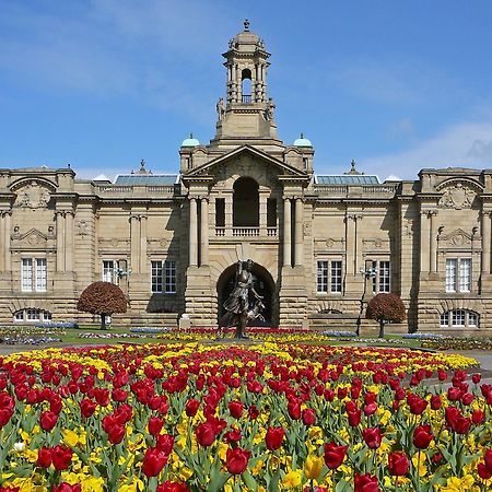 Stylish 4 Double Bedroom House In Bradford, Views Of Hillside And Parking Shipley  Eksteriør bilde