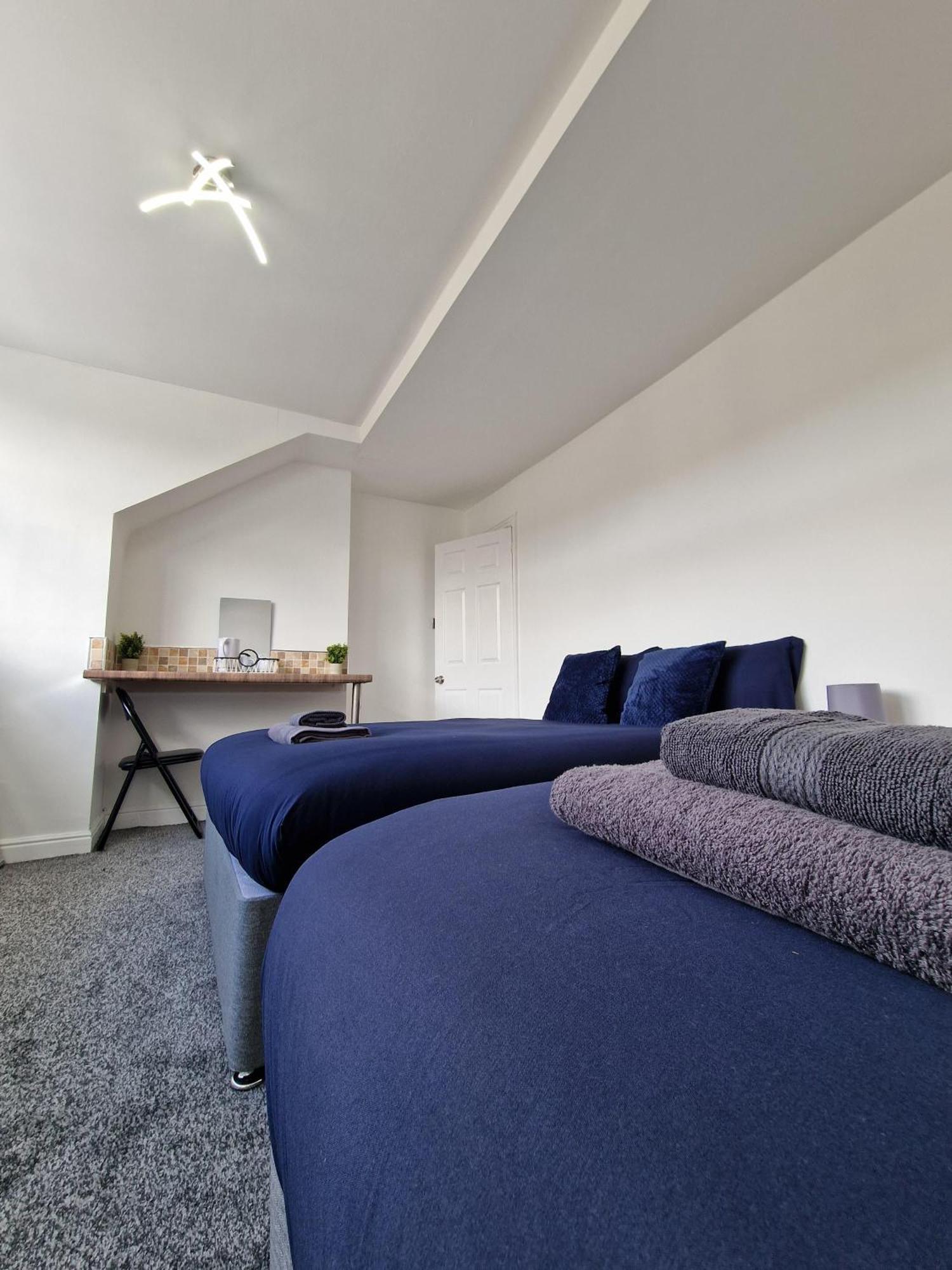 Stylish 4 Double Bedroom House In Bradford, Views Of Hillside And Parking Shipley  Eksteriør bilde