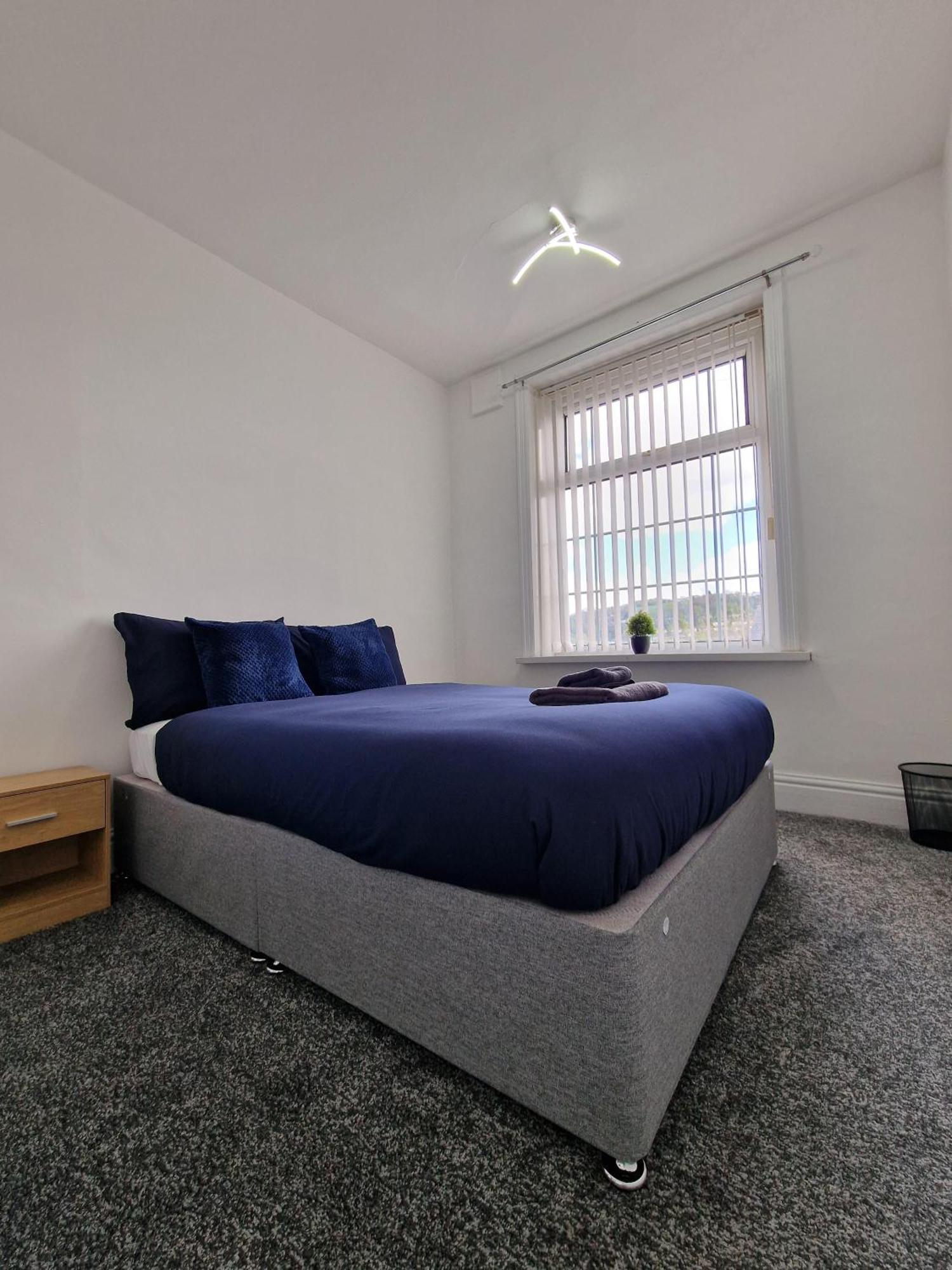 Stylish 4 Double Bedroom House In Bradford, Views Of Hillside And Parking Shipley  Eksteriør bilde