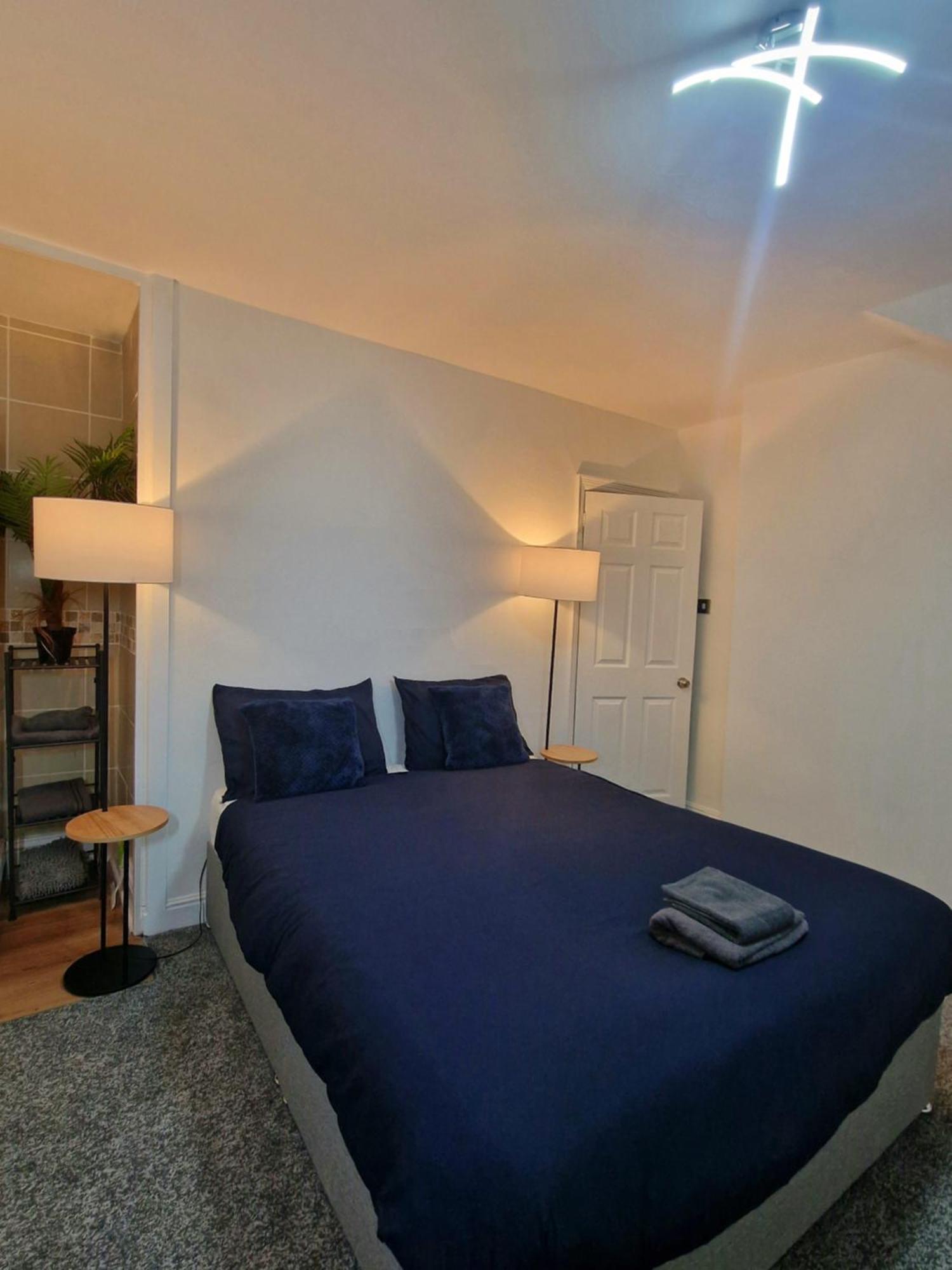 Stylish 4 Double Bedroom House In Bradford, Views Of Hillside And Parking Shipley  Eksteriør bilde