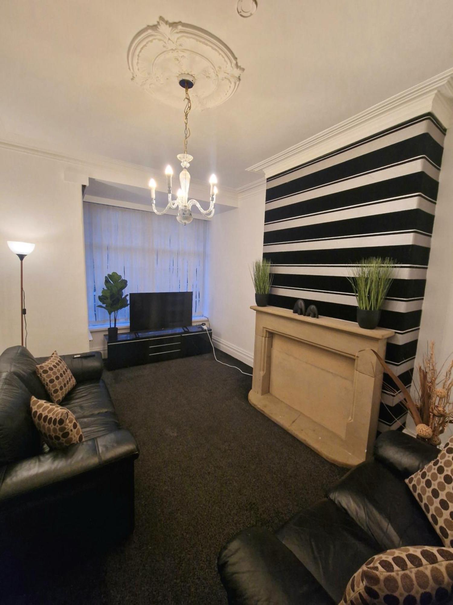 Stylish 4 Double Bedroom House In Bradford, Views Of Hillside And Parking Shipley  Eksteriør bilde