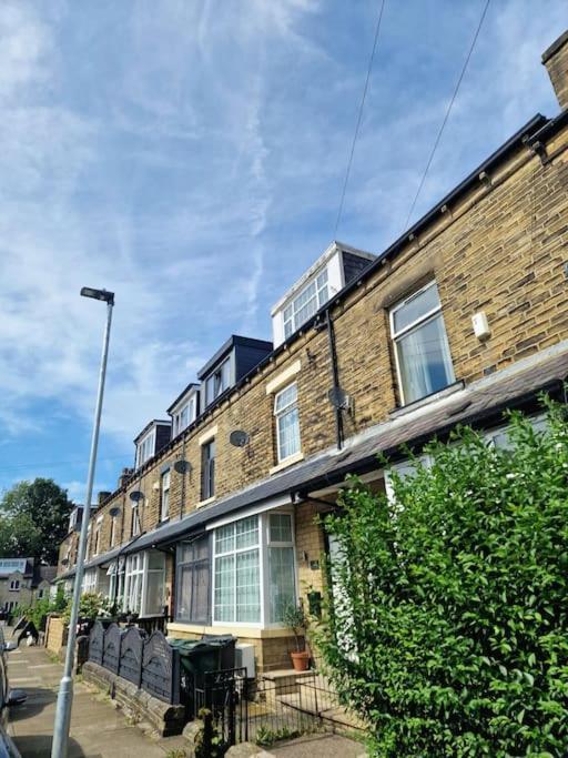 Stylish 4 Double Bedroom House In Bradford, Views Of Hillside And Parking Shipley  Eksteriør bilde